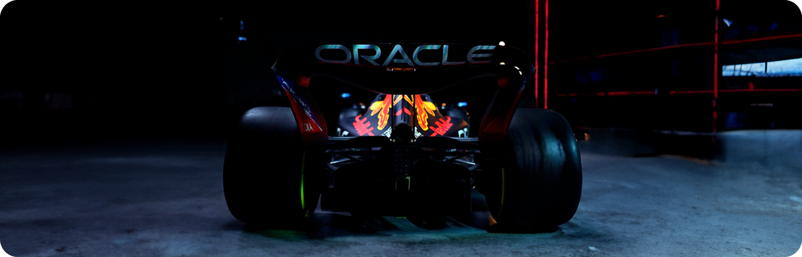 Carro de formula 1 com destaque do patrocínio da Oracle em um ambiente profissional