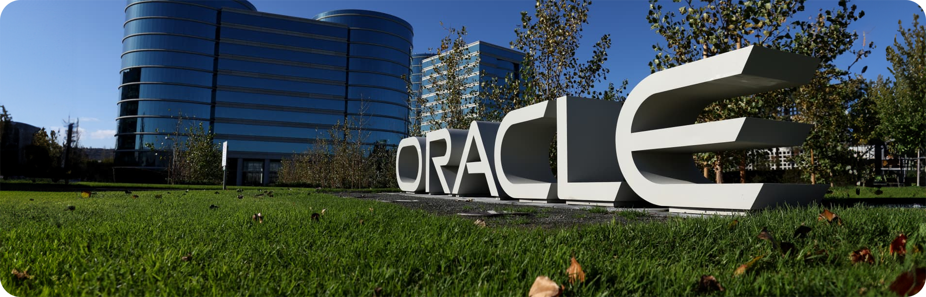 Fotografia da sede da Oracle com o letreiro do logotipo da Oracle em destaque